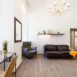 Apartment Free Parking Chain Bridge 4ppl, 2bdrm, Wifi, Smart Tv, Ac