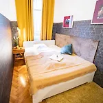 Apartment Free Parking Chain Bridge 4ppl, 2bdrm, Wifi, Smart Tv, Ac