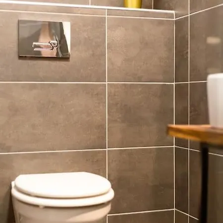 Free Parking Chain Bridge 4ppl, 2bdrm, Wifi, Smart Tv, Ac شقة