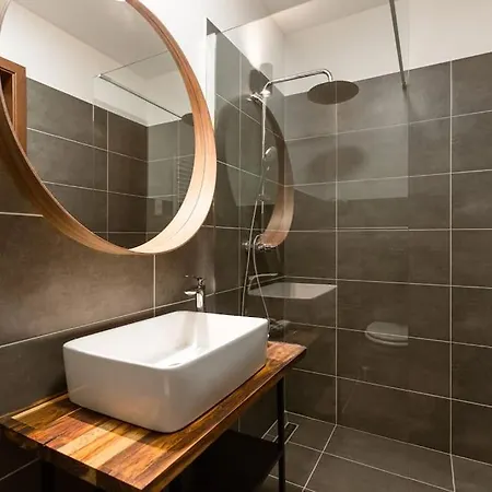 Free Parking Chain Bridge 4ppl, 2bdrm, Wifi, Smart Tv, Ac شقة